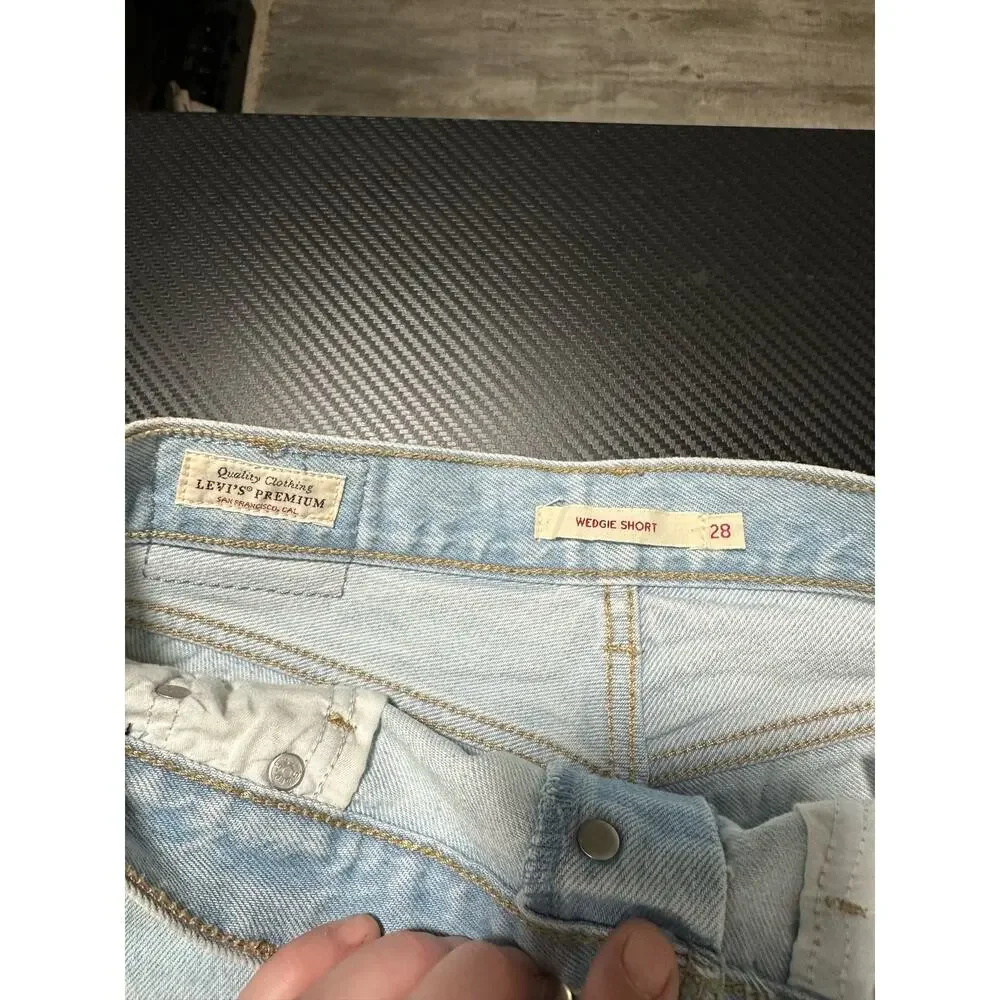 Levis' Premium Wedgie Short Button Fly Light Wash Cut Off Size 28 - Picture 3 of 11